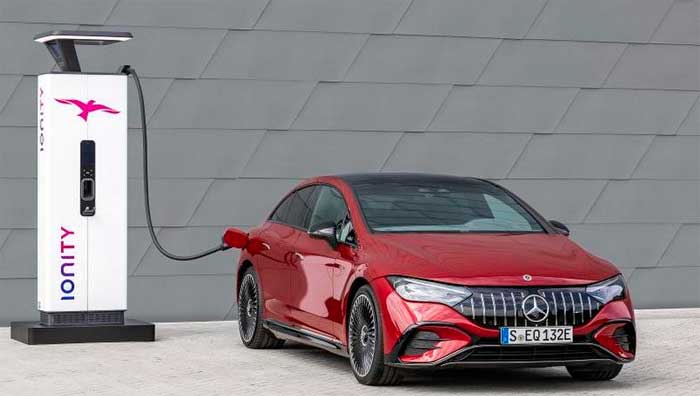 Mercedes EQE AMG красный